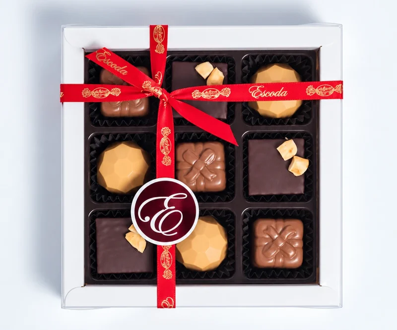 Caja 9 bombones - Almendra, Pistacho, Chocolate Gold