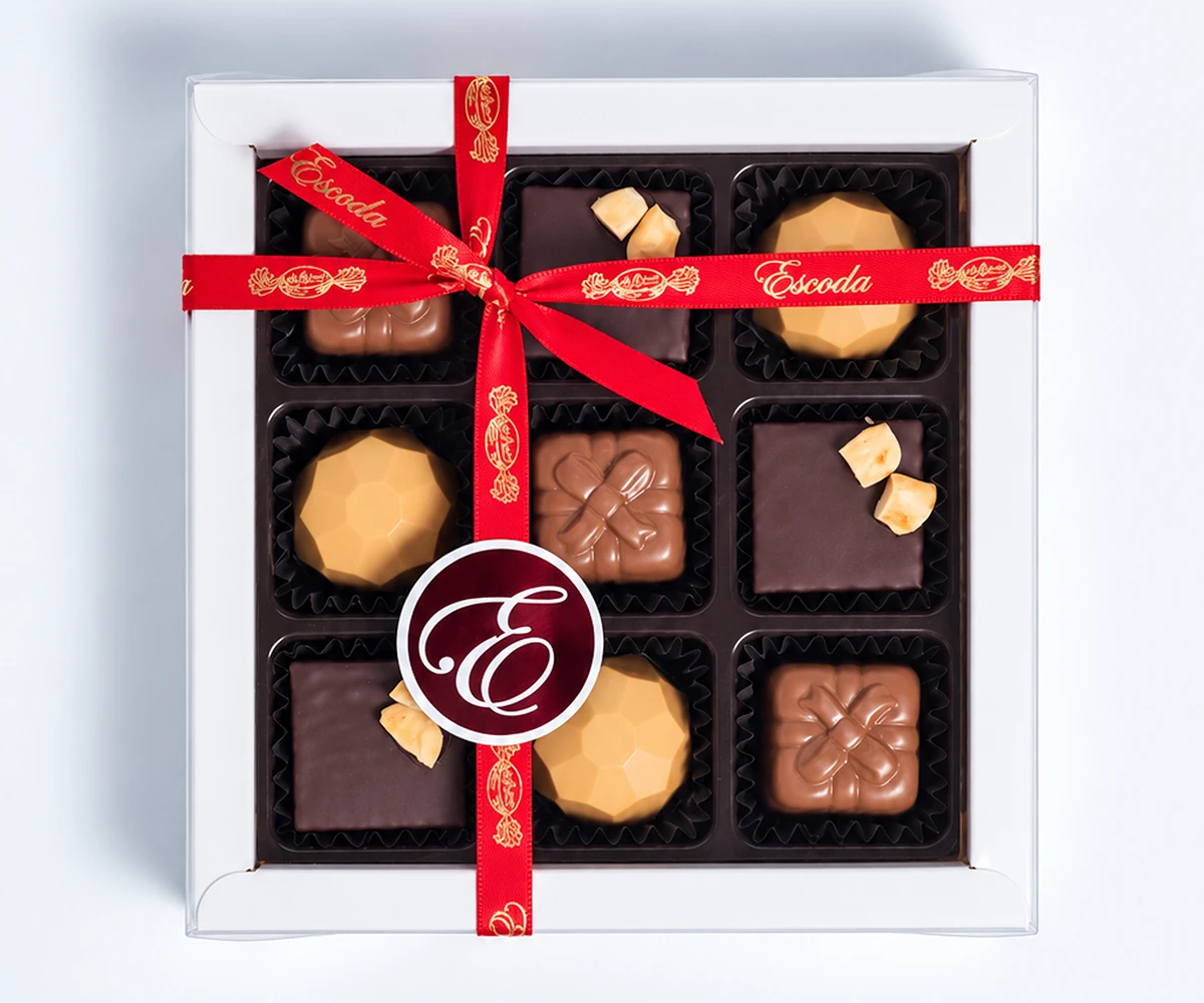 Caja 9 bombones - Almendra, Pistacho, Chocolate Gold
